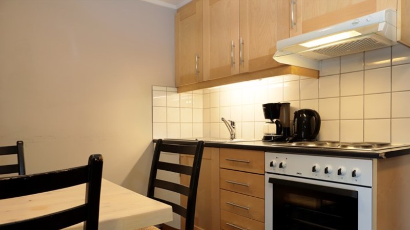 Staven A har ett kök som är utrustat med bla ugn, spis, diskmaskin. Tänk på att ta med diskmaskinstabletter och diskmedel.